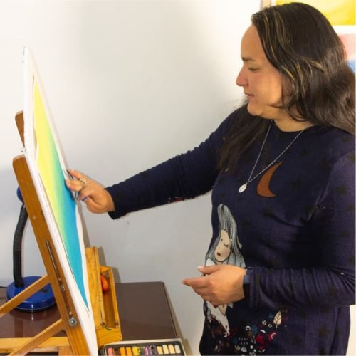 Artista pintando con tiza pastel